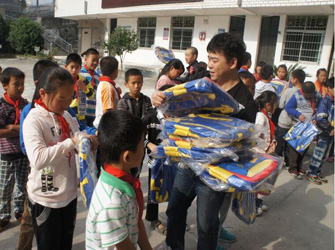 瑞安唯美L&D陶瓷“筑夢計劃”為大南小學捐贈書包